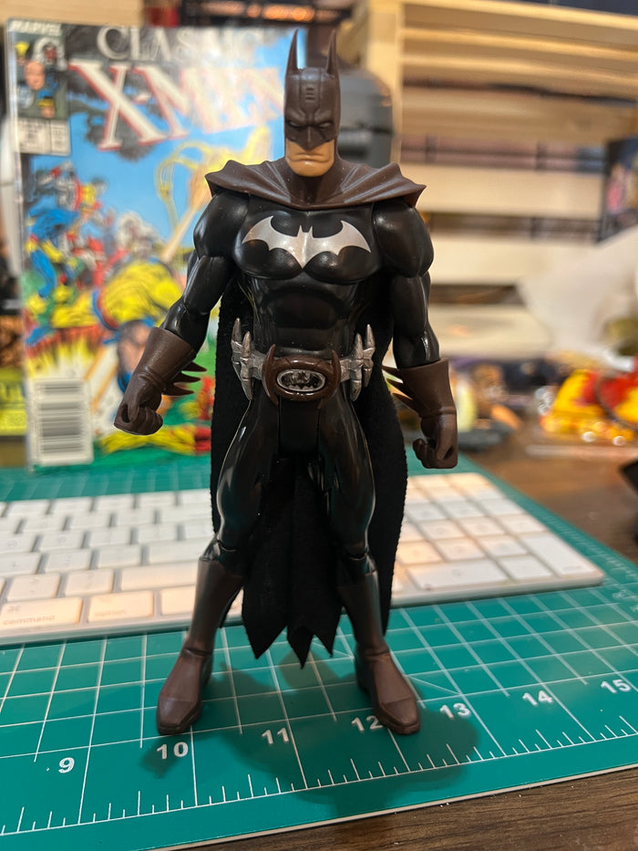 DC Universe Classics : Batman Figure (Brown Suit)