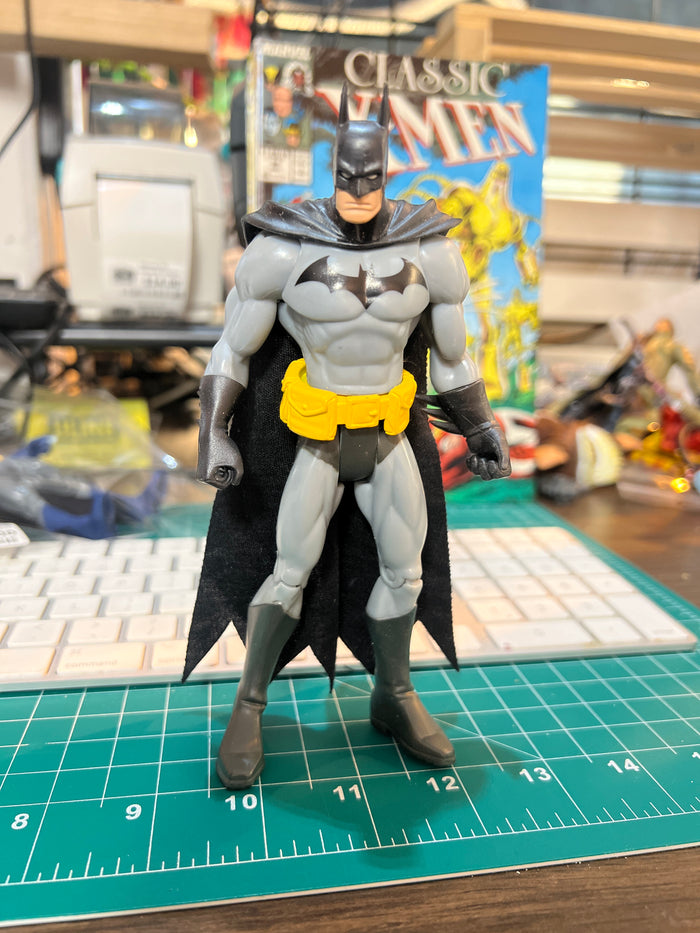 DC Universe Classics : Batman Figure (Black Cloth Cape) Loose