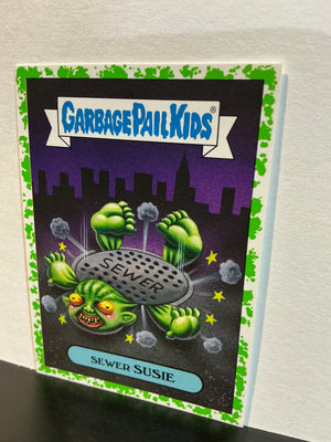 Garbage Pail Kids : Revenge of the Horror-ible (2019 Series) - Sewer Susie 4b (Green Border)