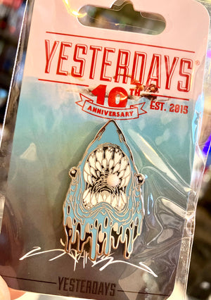 Enamel Pin: "Hang In There" Jaws 10th Anniversary by Alex Pardee (YESTERDAYS PINS)